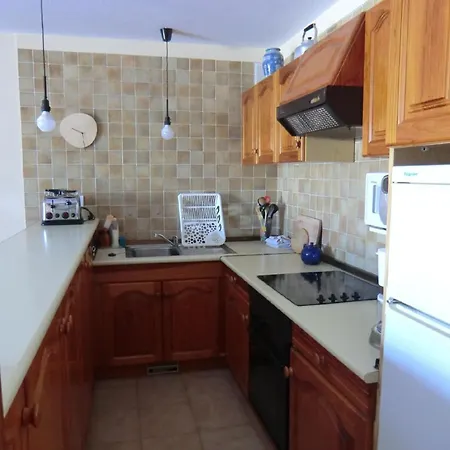 Ruhige Ferienwohnung Mit Pool Und Meerblick Apartman