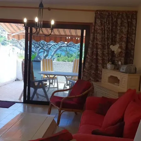 Ruhige Ferienwohnung Mit Pool Und Meerblick Apartmán *